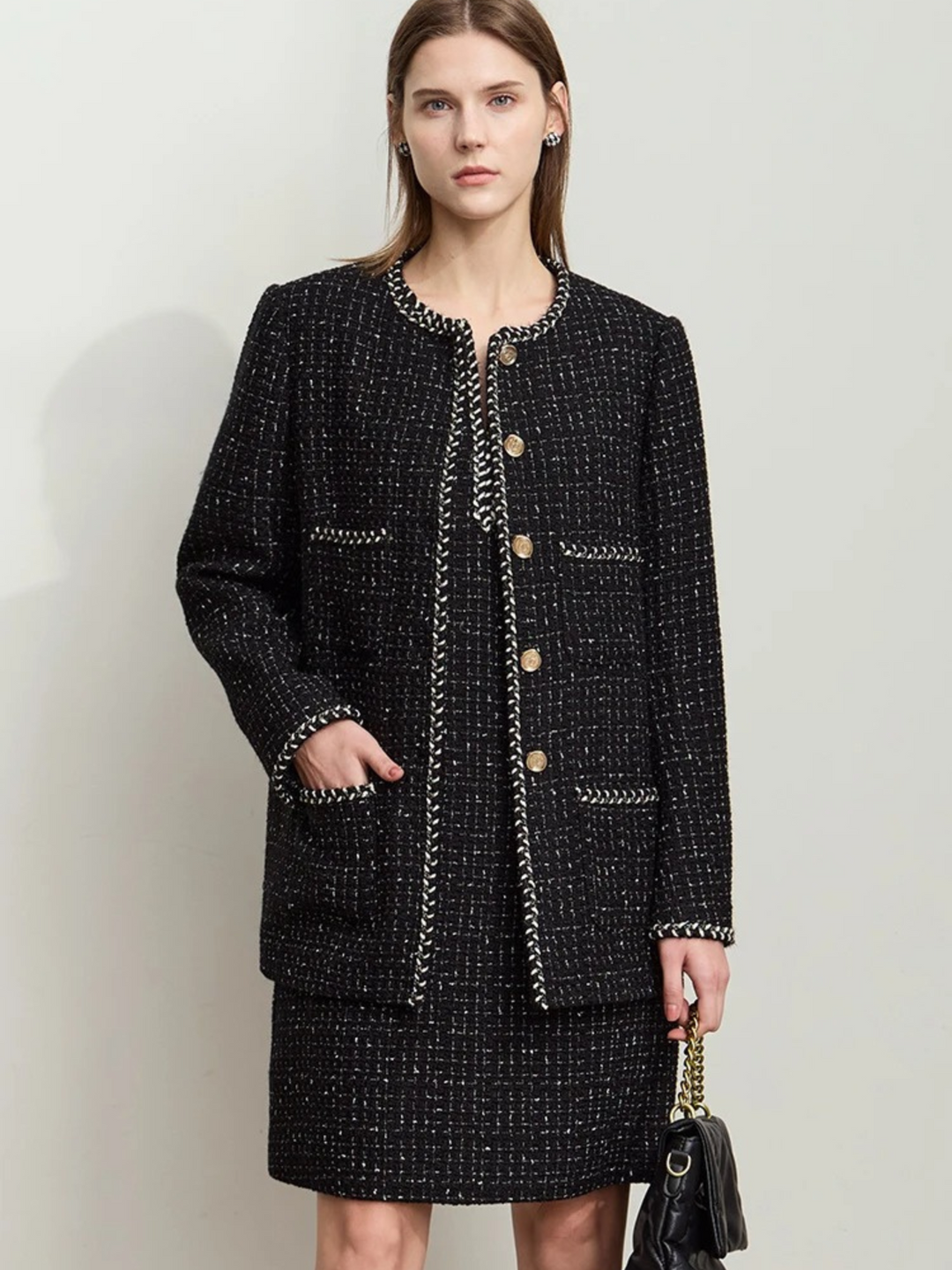 Schwarzes Tweed-Set mit Goldknöpfen, Modellansicht von vorne.

