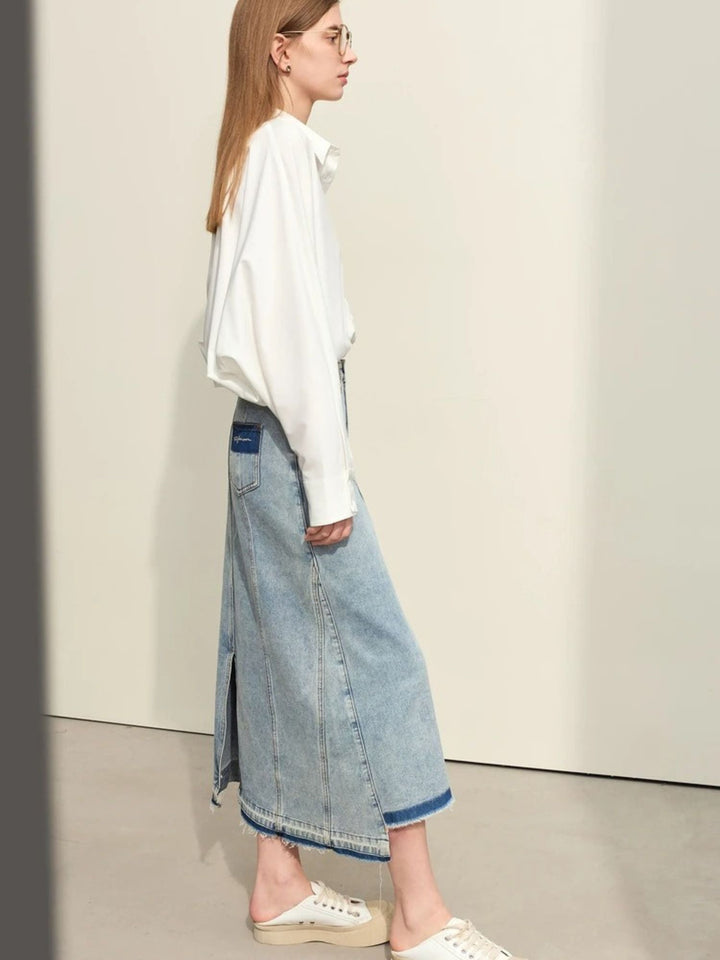 Jeans-Midirock mit Schlitz, seitliche Ansicht des Modells.