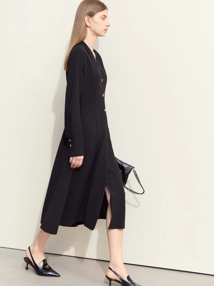 Schwarzes Midikleid mit V-Ausschnitt und Goldknöpfen am Ärmel, Modell gehend.