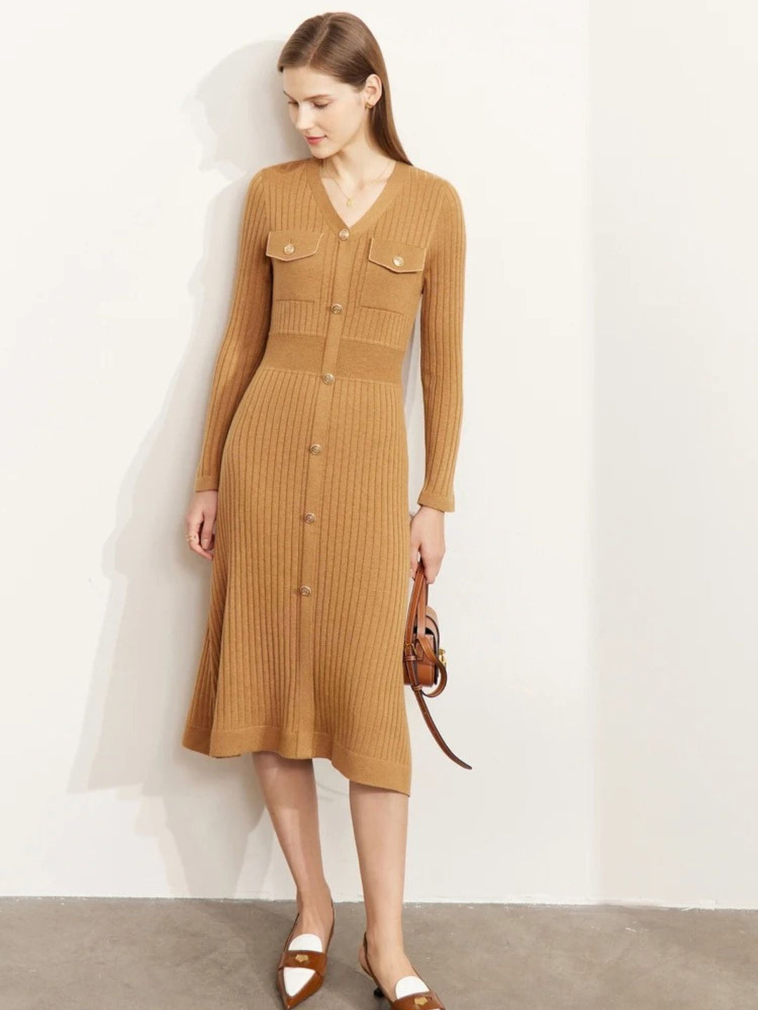 Braunfarbenes Strickkleid mit Knopfleiste und Taschen, Modell frontal.