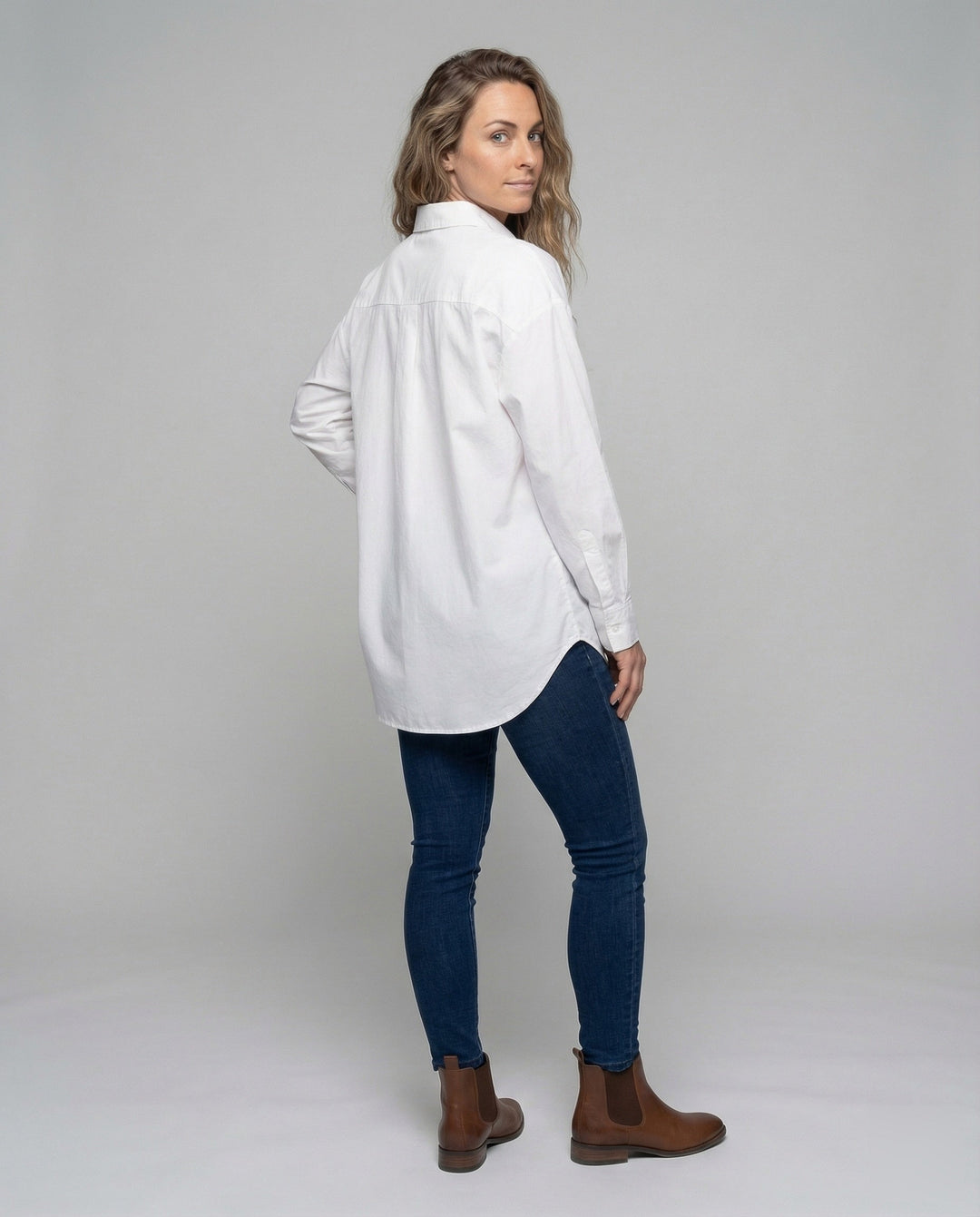 Damen leichte Long-Hemdbluse im Oversize-Look.