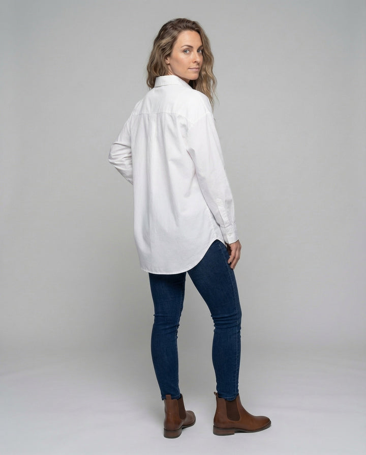 Damen leichte Long-Hemdbluse im Oversize-Look.
