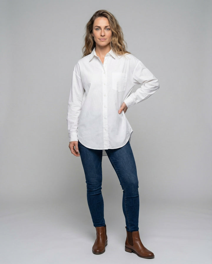 Damen leichte Long-Hemdbluse im Oversize-Look.
