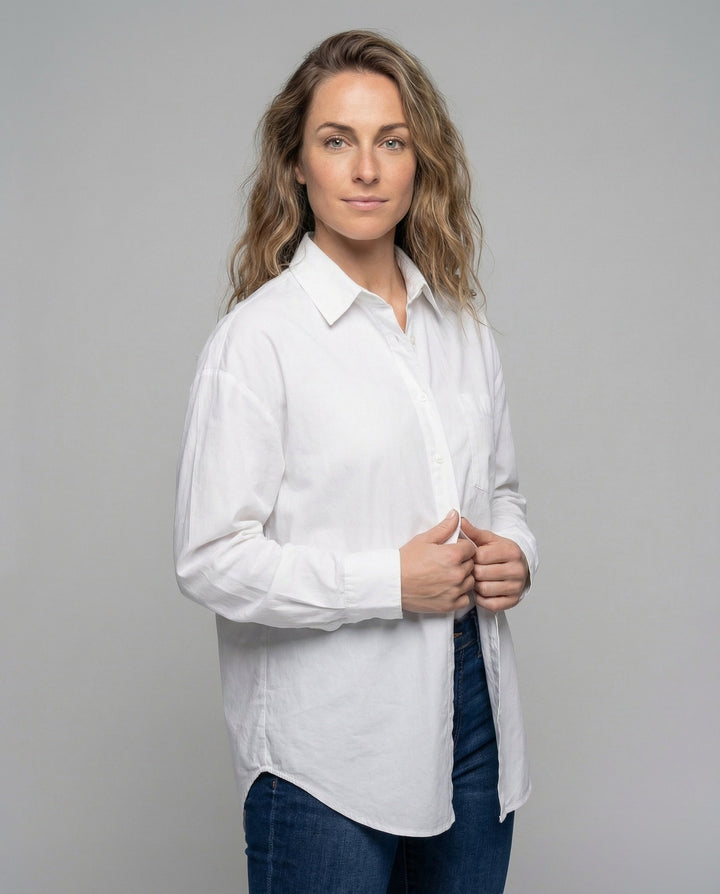 Damen leichte Long-Hemdbluse im Oversize-Look.