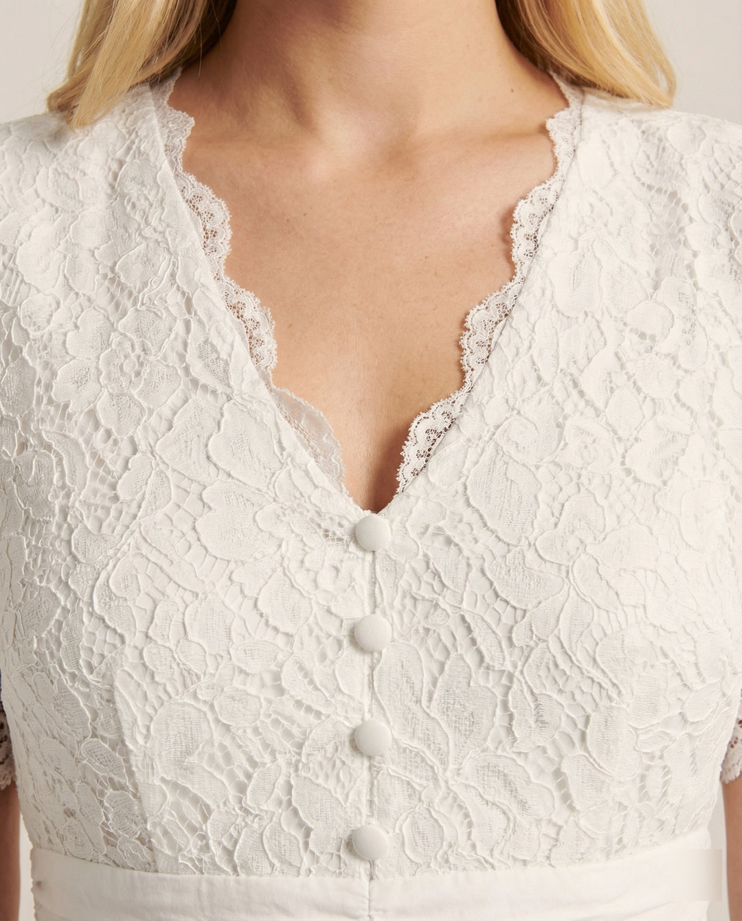 Romantisches Spitzen Hochzeitskleid