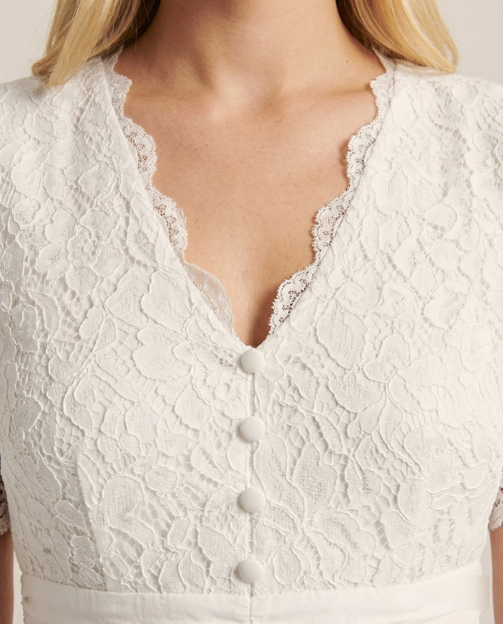 Romantisches Spitzen Hochzeitskleid